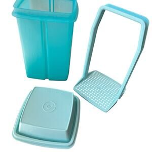Tupperware pickle keeper, with pull up strainer